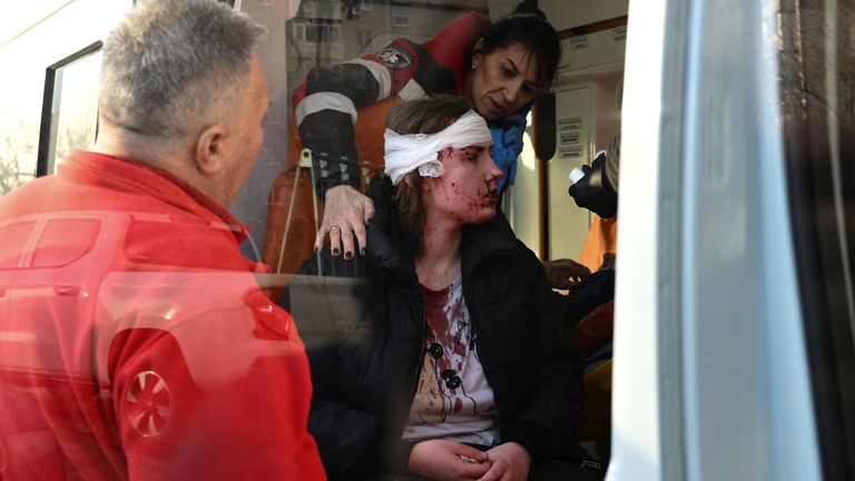 Yaralı bir vatandaşa ilk yardım yapılıyor. Resim: Reuters