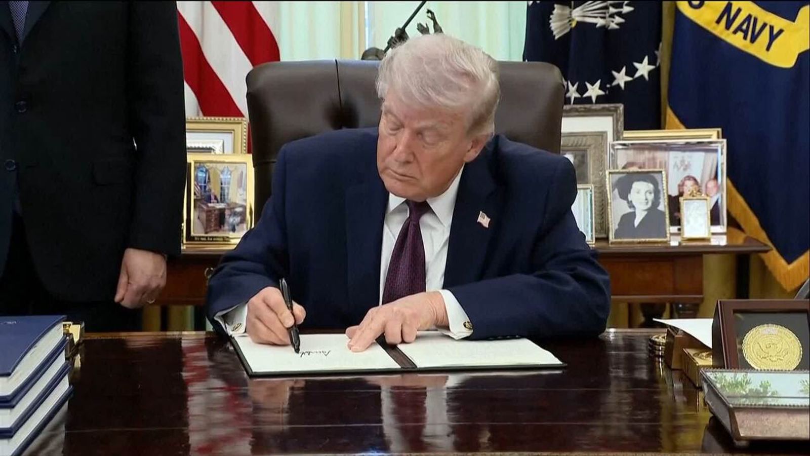 Trump says he’ll sign deal with Iran to reopen Hormuz Sunday