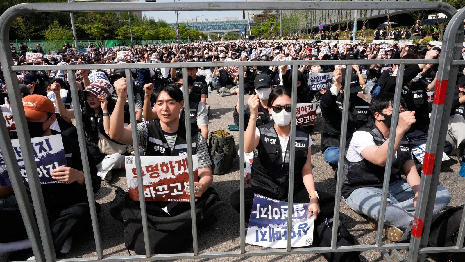 Samsung workers threaten strikes in AI boom bonus row
