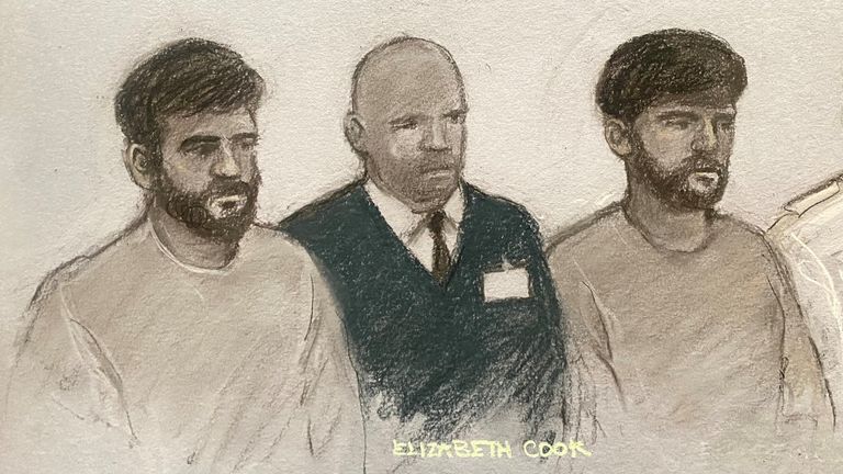 Saray sanatçısının çizimi, Hamza İkbal'den Elizabeth Cook (solda), 20, Rehan Khan (sağda), 19, bir liman görevlisiyle birlikte, Westminster'da görünüyor 