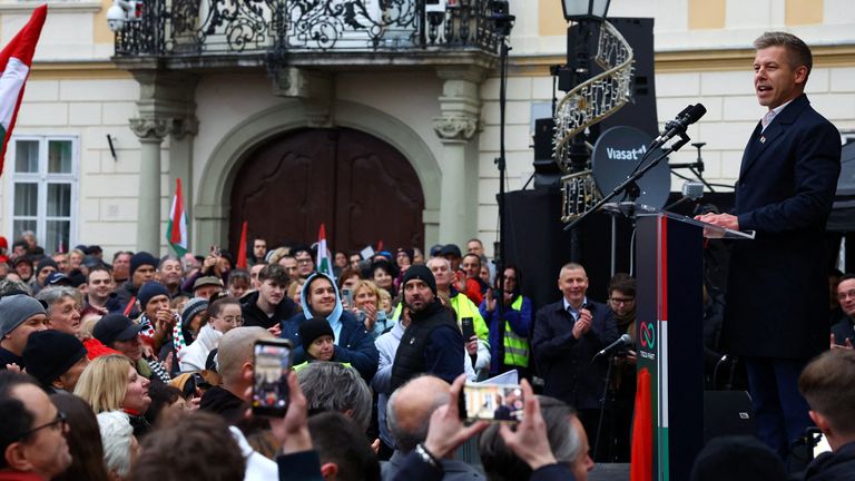 De heer Magyar houdt een toespraak voor een menigte supporters. Afbeelding: Reuters