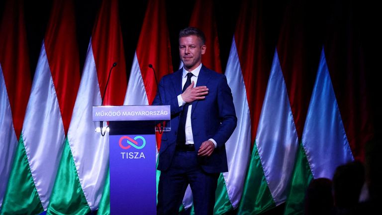 De heer Magyar bereidt zich voor op een toespraak in Boedapest. Afbeelding: Reuters