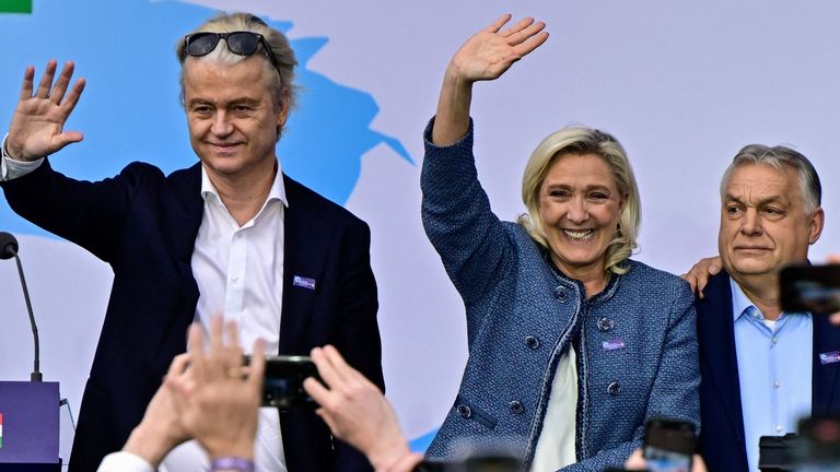 Nederlandse en Franse extreemrechtse leiders Geert Wilders en Marine Le Pen met Viktor Orban op de ‘Patriots’ Grand Assembly’. Afbeelding: Reuters