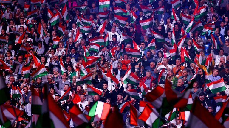 De aanhangers van Orbán luisteren naar zijn toespraak. Afbeelding: Reuters