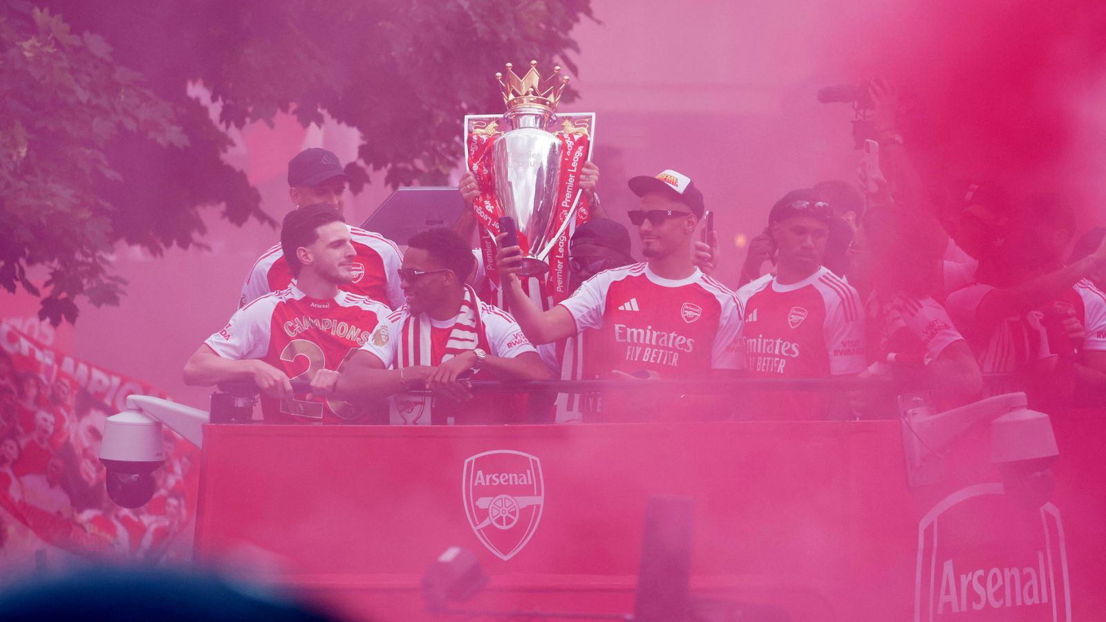 Arsenal parade latest: Crowds of jubilant fans start Premier League ...