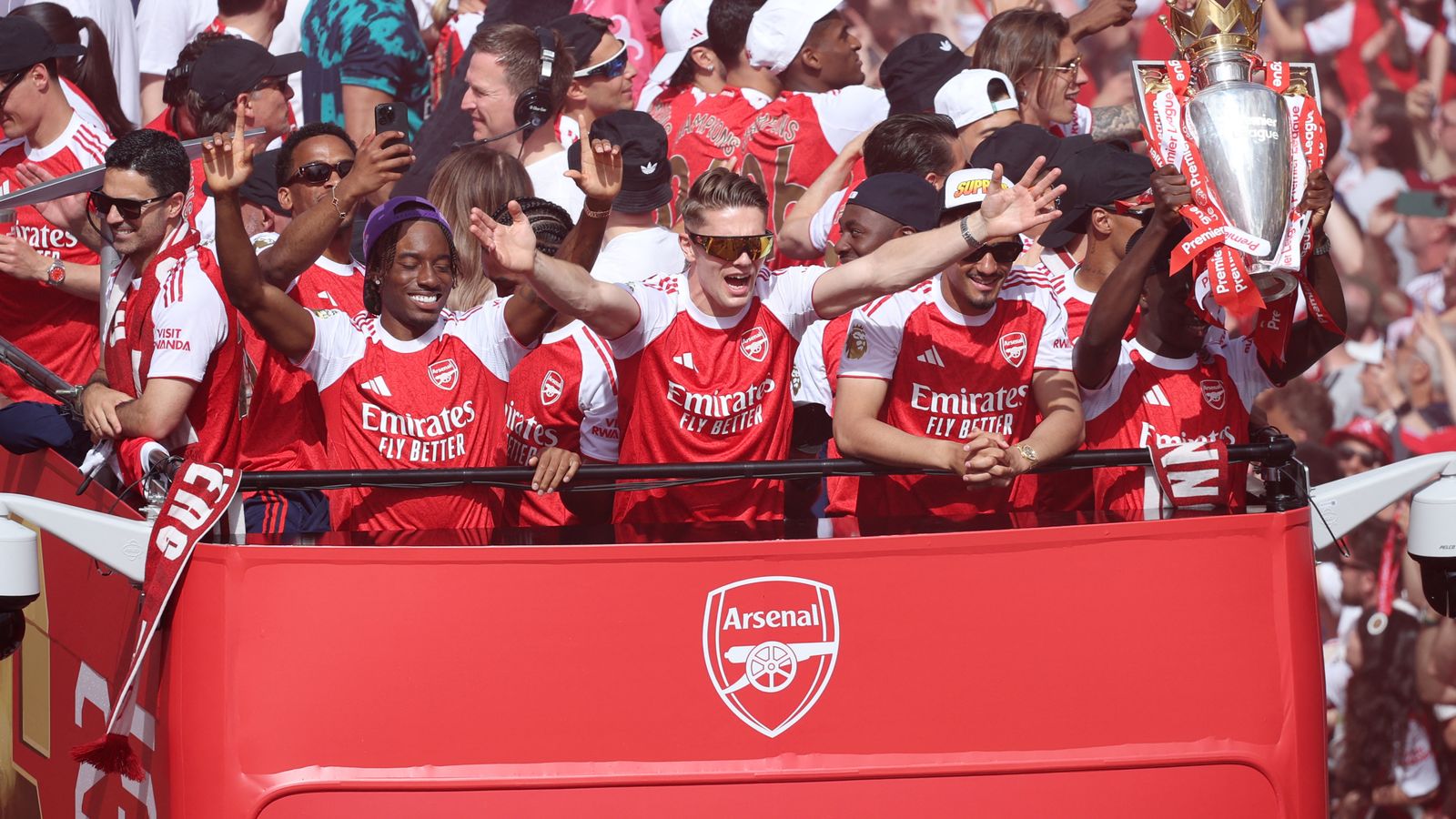 Arsenal parade latest: Fans party on after team parade Premier League ...