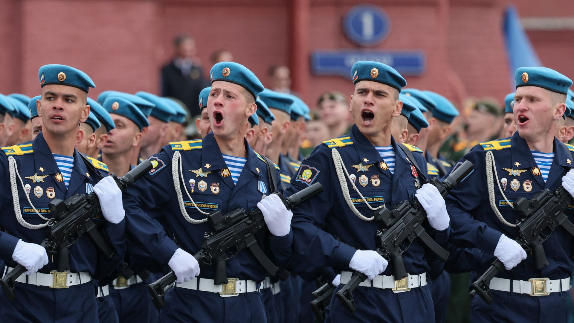 <a href='https://news.sky.com/video/russia-holds-scaled-down-military-parade-13541925'>'Rusya'nın küçültülmüş Zafer Bayramı geçit töreni, Vladimir Putin için daha çok bir zayıflık göstergesi gibi geldi'</a>
