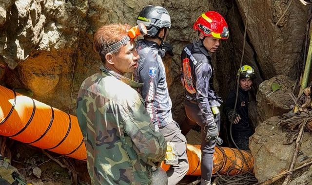 Laos cave: Search continues for missing miners