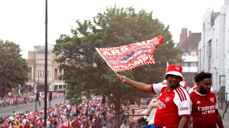 Arsenal parade latest: Crowds of jubilant fans start Premier League ...