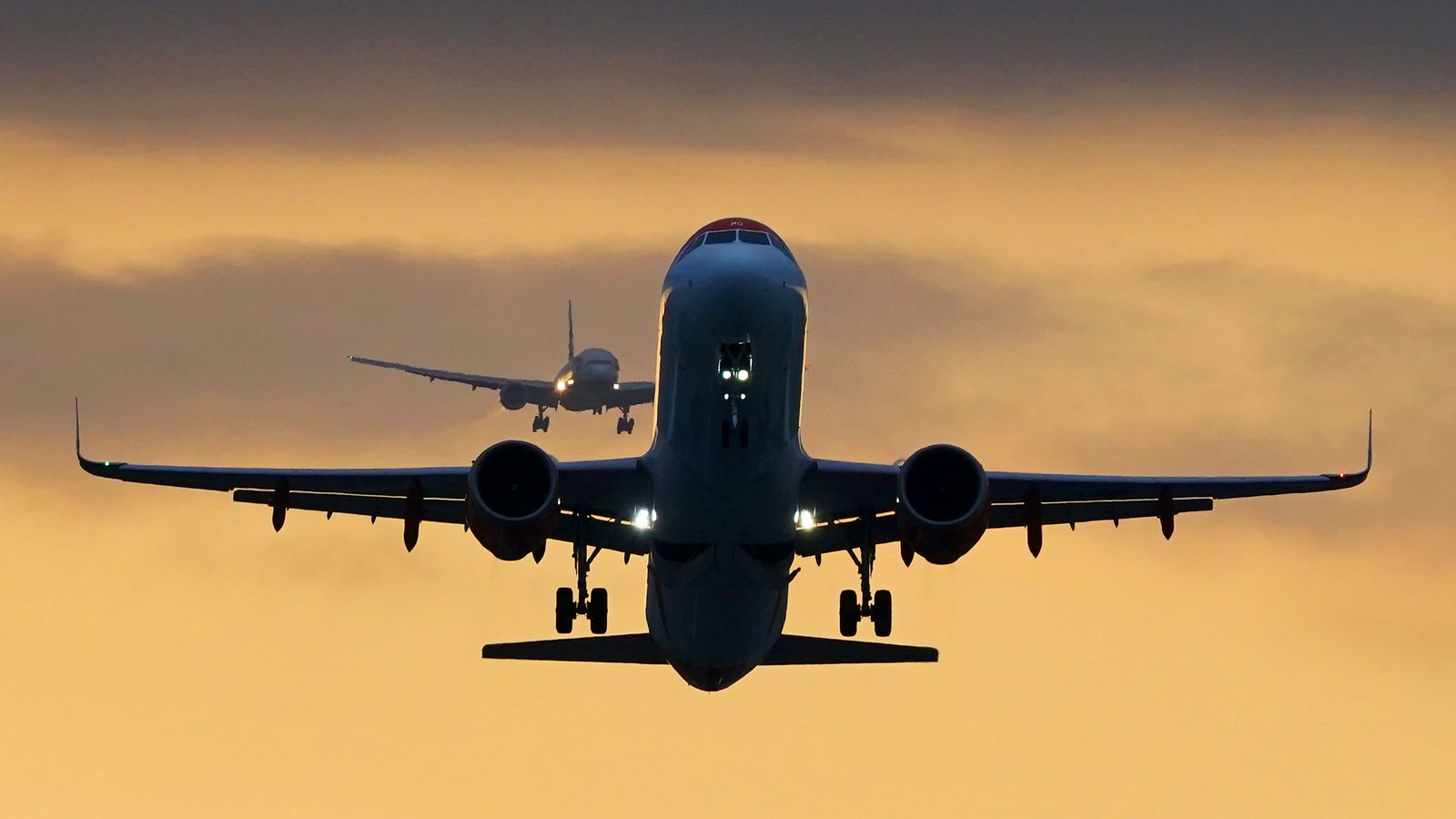 How to Save on Holiday Flights, Packing, and Booking