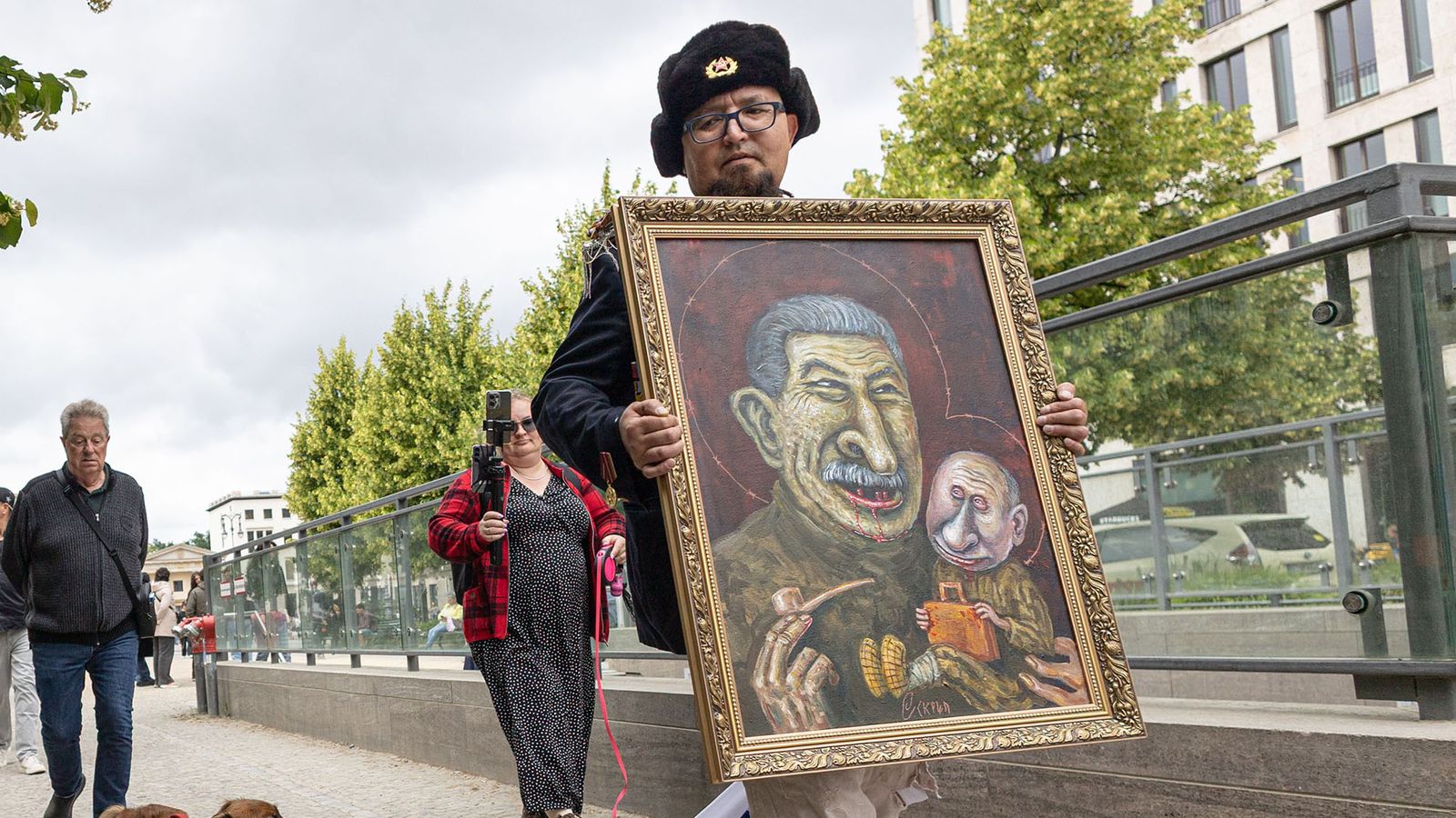 Russian artist who criticised Putin is shot dead