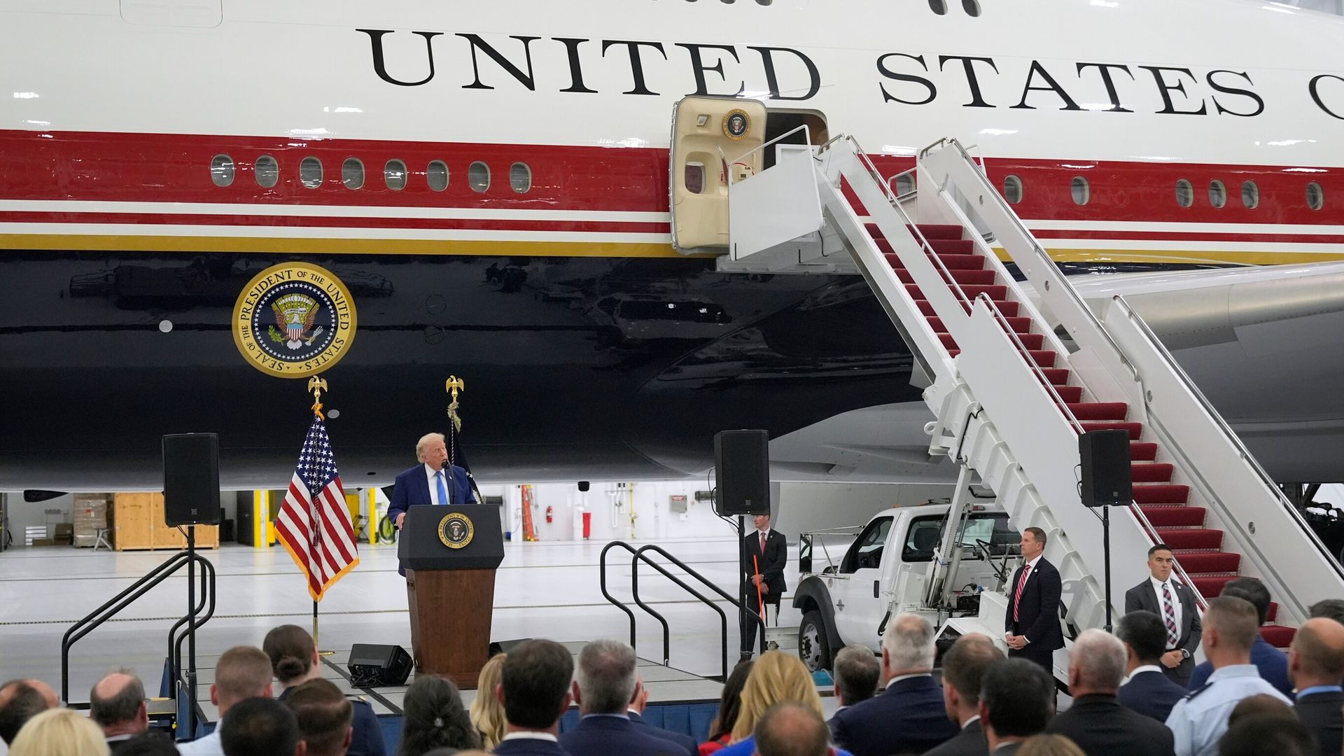 Trump, Katar'dan hediye olarak kabul ettiği dönüştürülmüş yeni Air Force One jetini tanıttı
