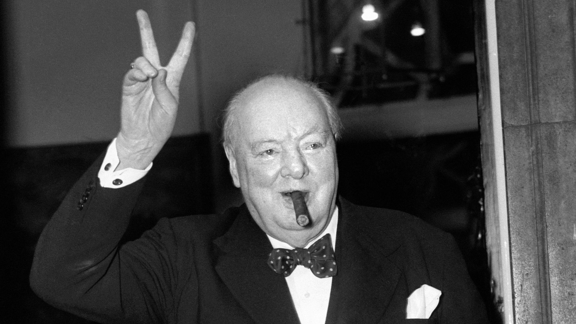 Artwork blaming Churchill for mass starvation taken down