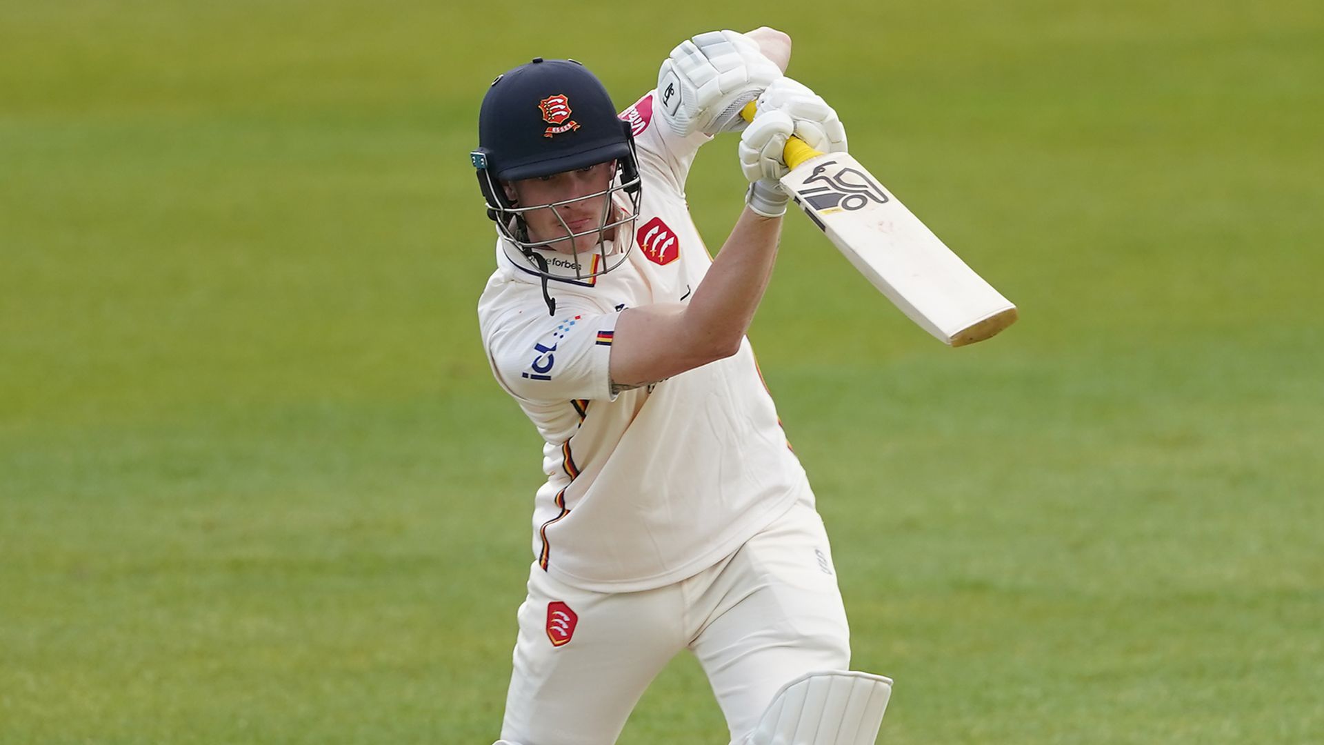 Jordan Cox scores unbeaten 184 as Essex put Leicestershire in trouble