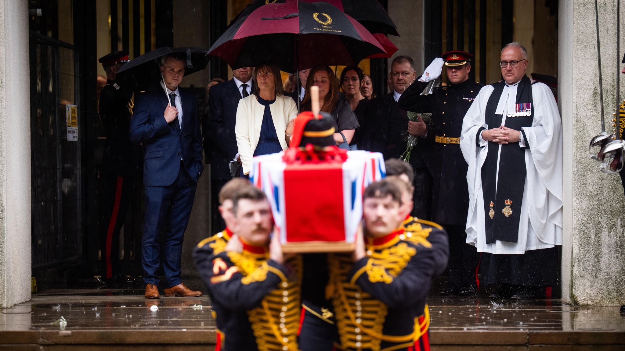 THOUSANDS CAME TO SAY GOODBYE BUT ONE MOMENT DURING THE FUNERAL LEFT thousands-came-to-say-goodbye-but-one-moment-during-the-funeral-left