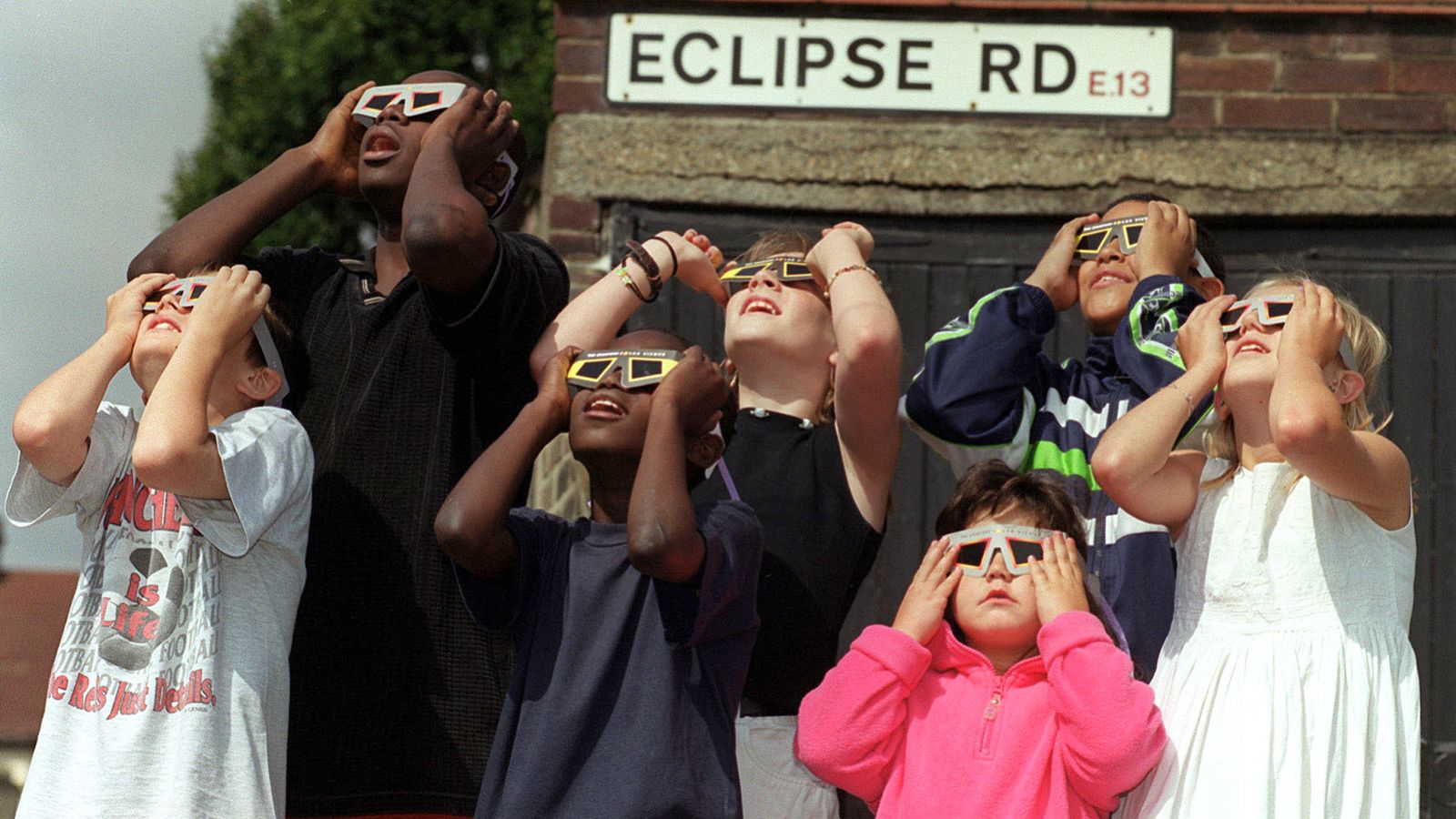 The 1999 Solar Eclipse In Pictures And Why You Should Probably Get the-1999-solar-eclipse-in-pictures-and-why-you-should-probably-get