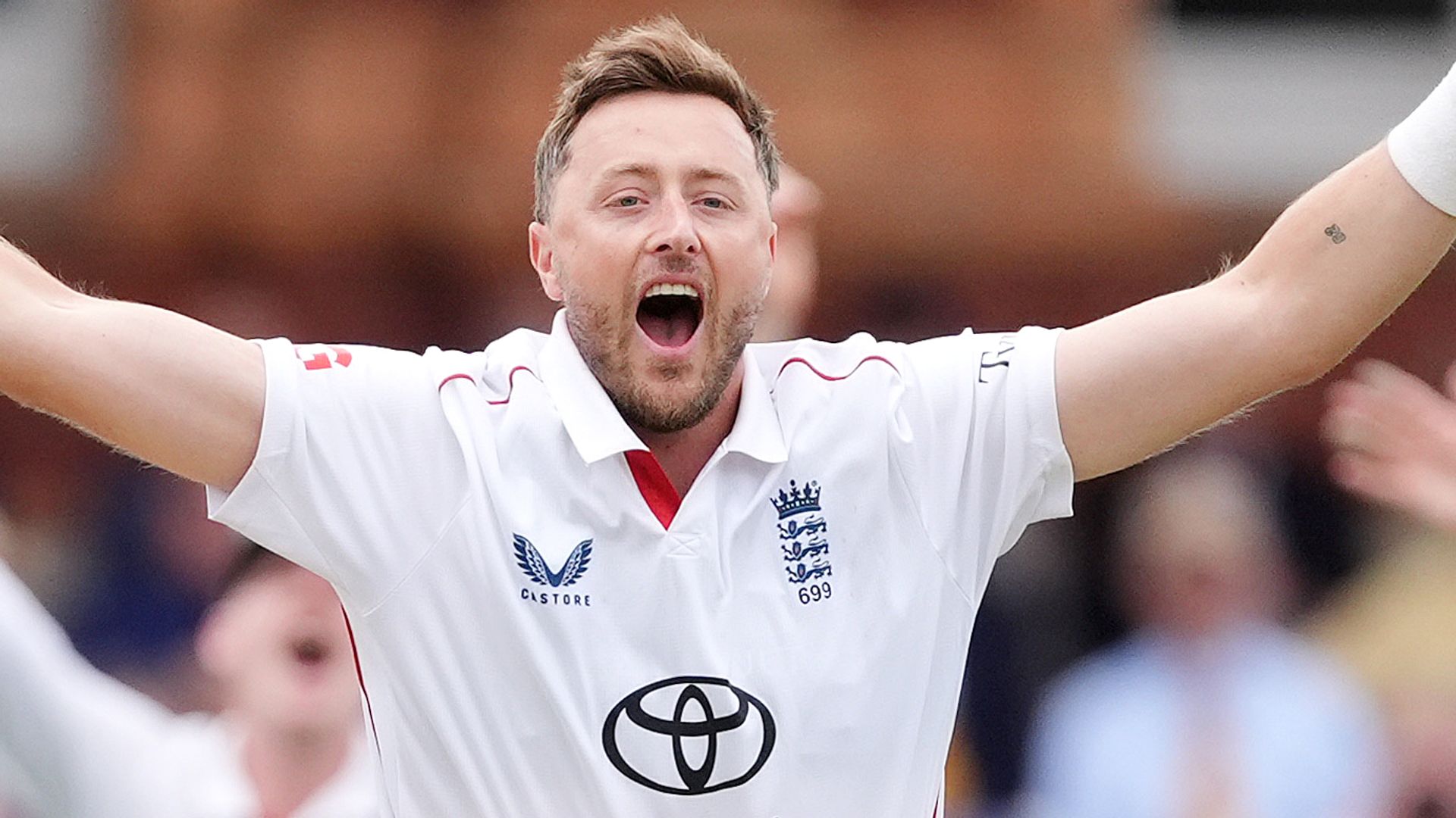 Robinson and Archer star as England take 261-run lead vs Pakistan