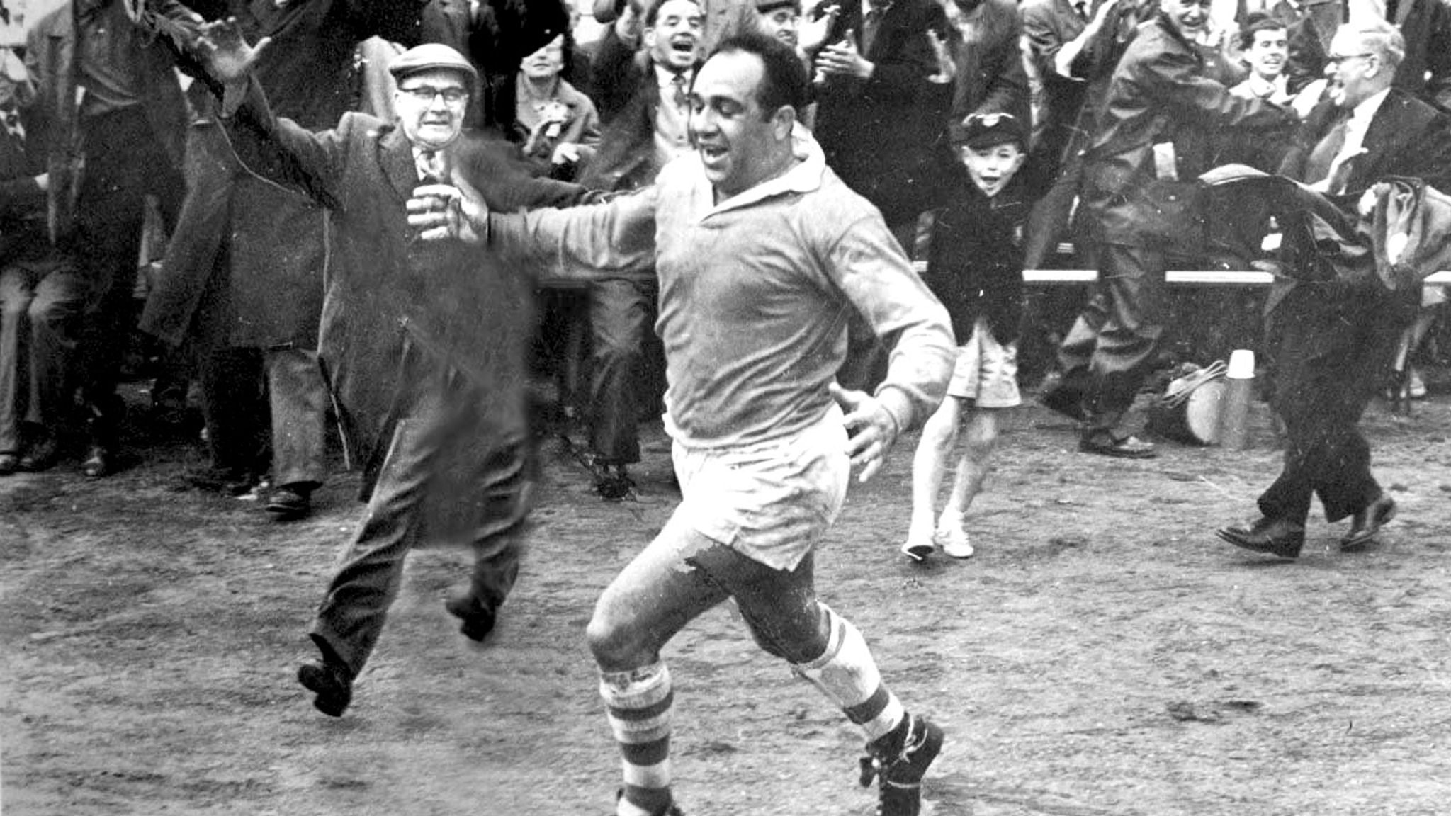rugby-league-legend-sir-billy-boston-dies-uk-news-sky-news