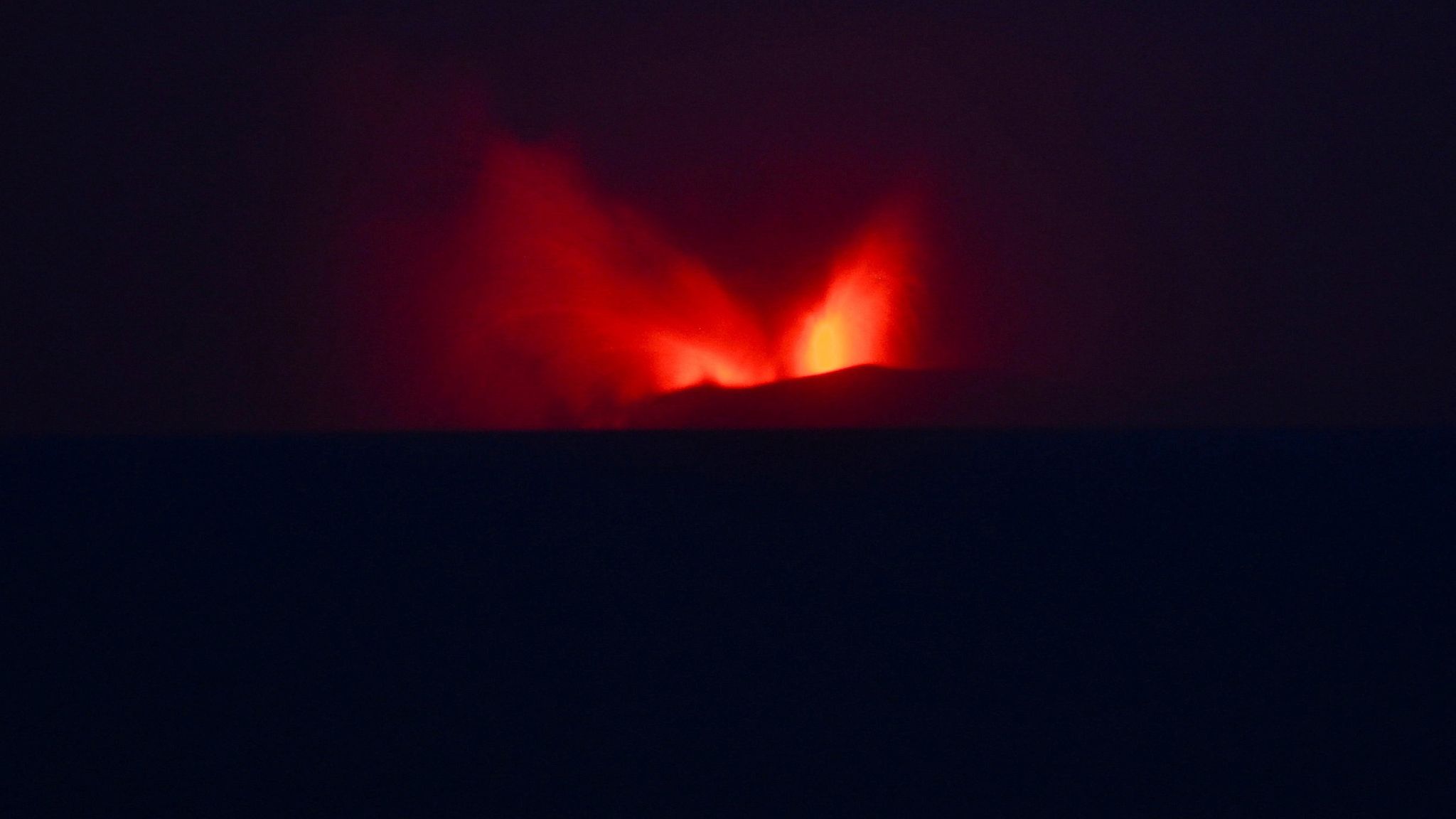Anak Krakatau: Volcano eruption disrupts hundreds of flights | World ...