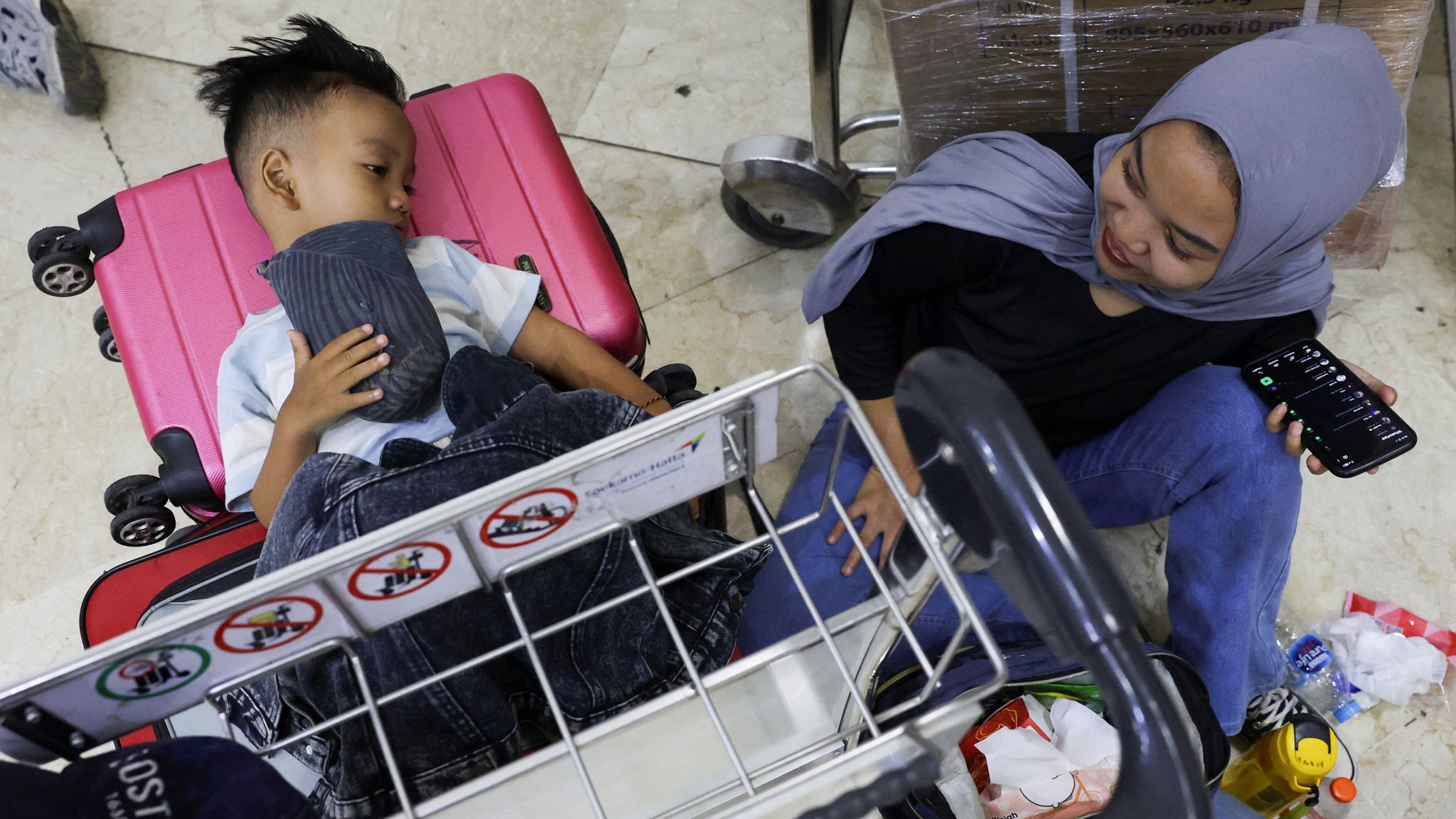 Anak Krakatau: Volcano eruption disrupts hundreds of flights | World ...
