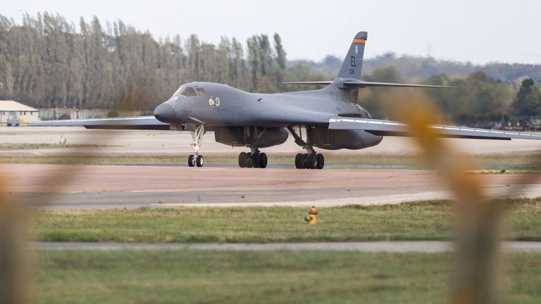 AB-1B 枪骑兵轰炸机于 9 月 29 日抵达英国皇家空军费尔福德。资料图片：路透社