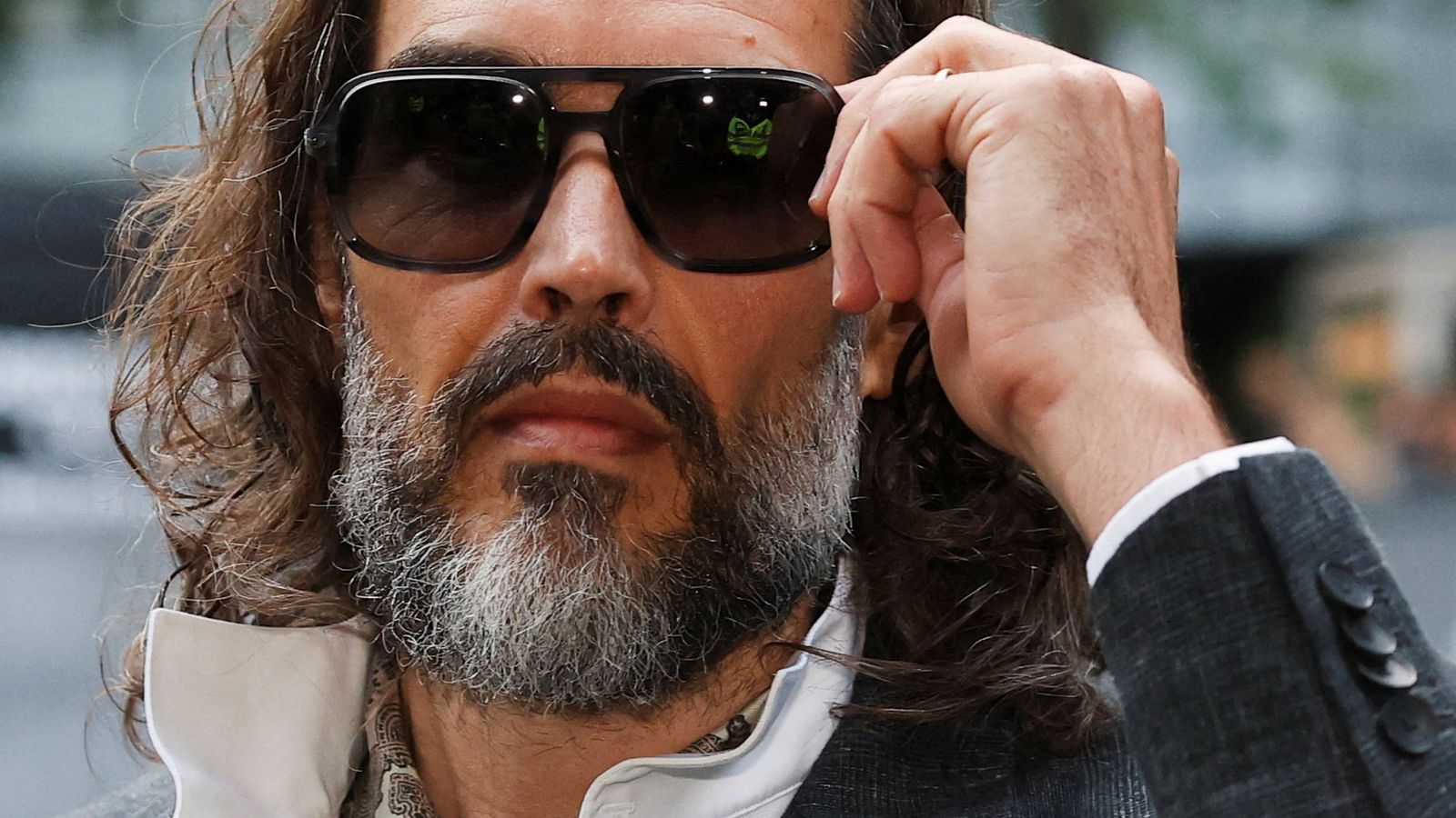 Russell Brand Prozess live: Komiker trifft vor Prozessbeginn vor Gericht ...