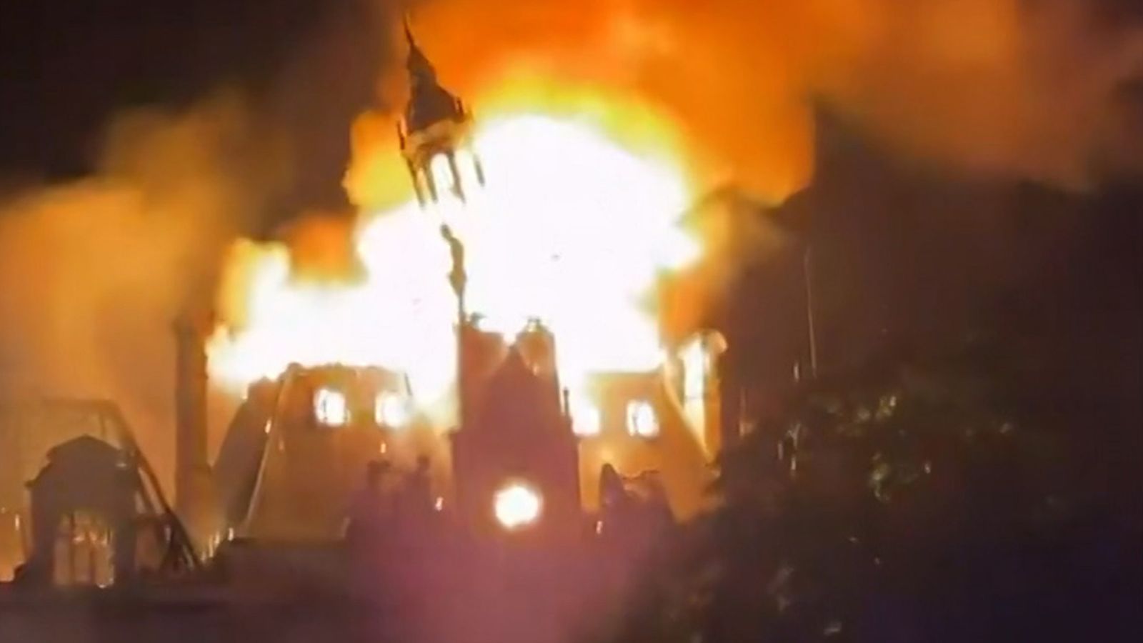 Suspect arrested in France after fire at historic city hall