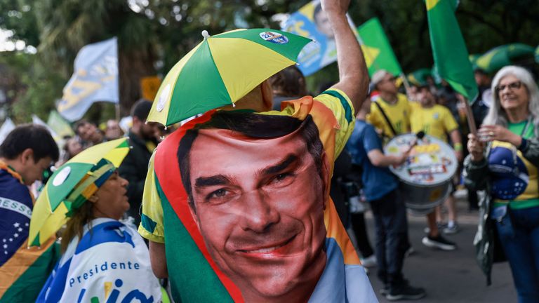 Um apoiador do candidato presidencial brasileiro Flavio Bolsonaro, do Partido Liberal (PL), gesticula no dia do segundo turno das eleições presidenciais el