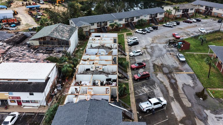 O telhado de um complexo de apartamentos em Milton, Flórida, foi arrancado. Foto: AP