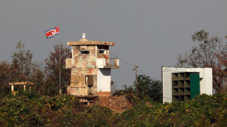 Alto-falantes norte-coreanos para transmissões dirigidas à Coreia do Sul ficam ao longo do rio Imjin, na Coreia do Norte. Foto: Reuters