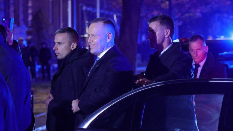O presidente polaco Karol Nawrocki, que voou para o Senegal, chega ao Tribunal Constitucional da Polónia. Foto: Reuters