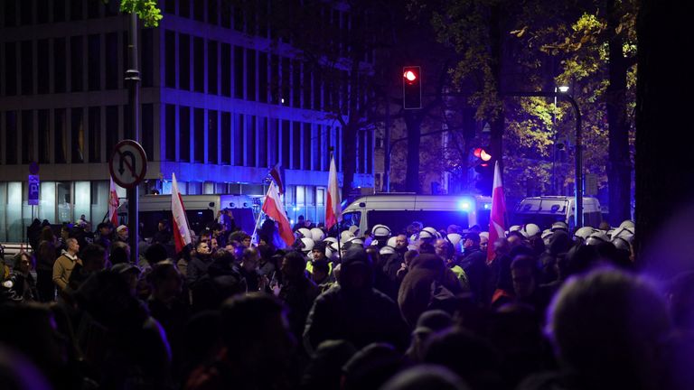A polícia monta guarda durante o protesto em frente ao Tribunal Constitucional. Foto: Reuters